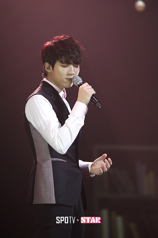 [포토S] 남우현 '노래에 심취해'