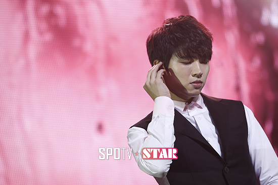 [포토S] 남우현 '인이어 만지는 모습도 화보'