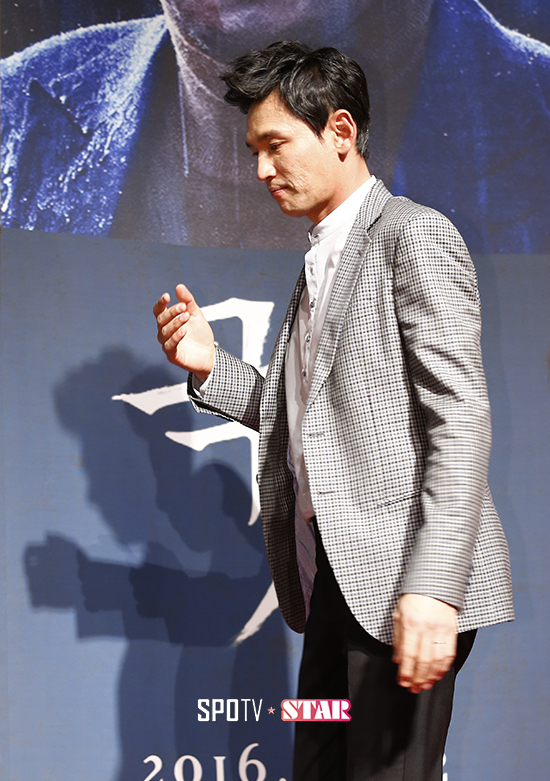 [포토S] 무대 나서는 배우 황정민