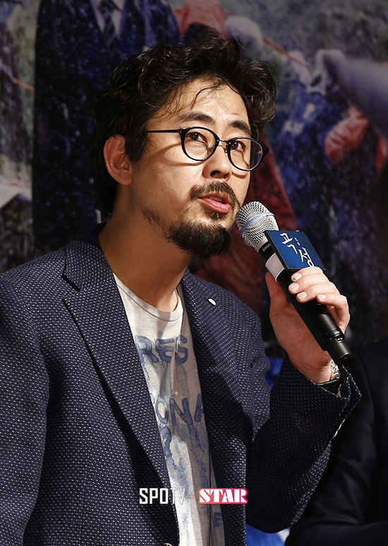 [포토S] 인사하는 나홍진 감독