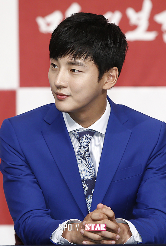 [포토S] 윤시윤 '명품 옆선'