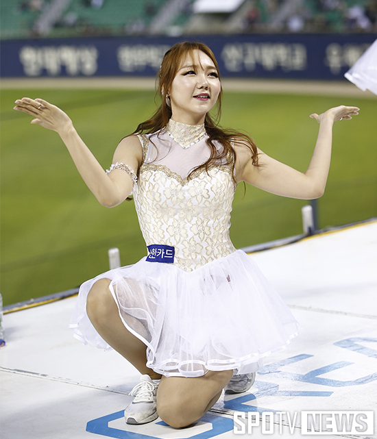 [포토S] LG 치어리더 '야구장에 나타난 천사'