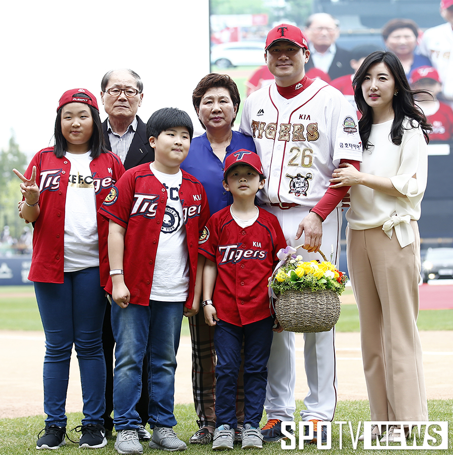 [포토S] 서재응 '사랑하는 가족들과 함께하는 은퇴식'