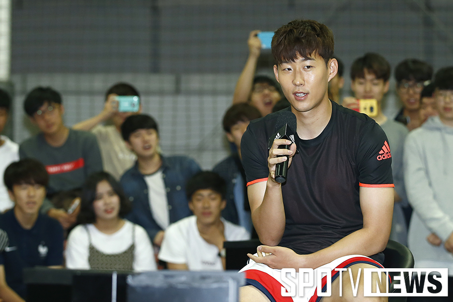 [포토S] 손흥민 '토트넘 감독에게 영상편지를'