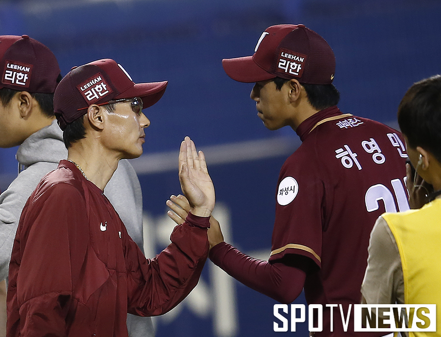 [포토S] 염경엽 감독 '(하)영민아, 오늘 잘 던져줬다'