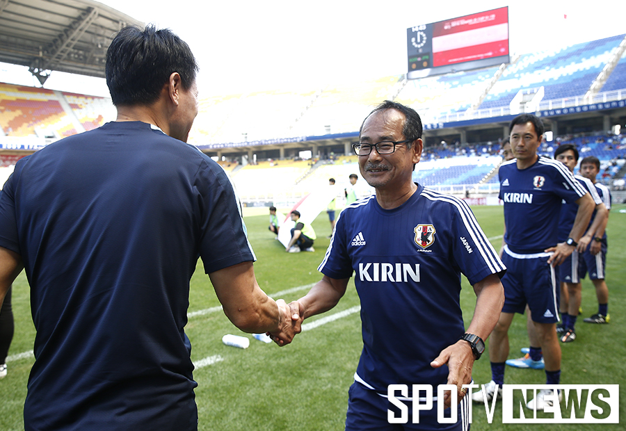 [포토S] 안익수 감독과 악수 나누는 우치야마 감독