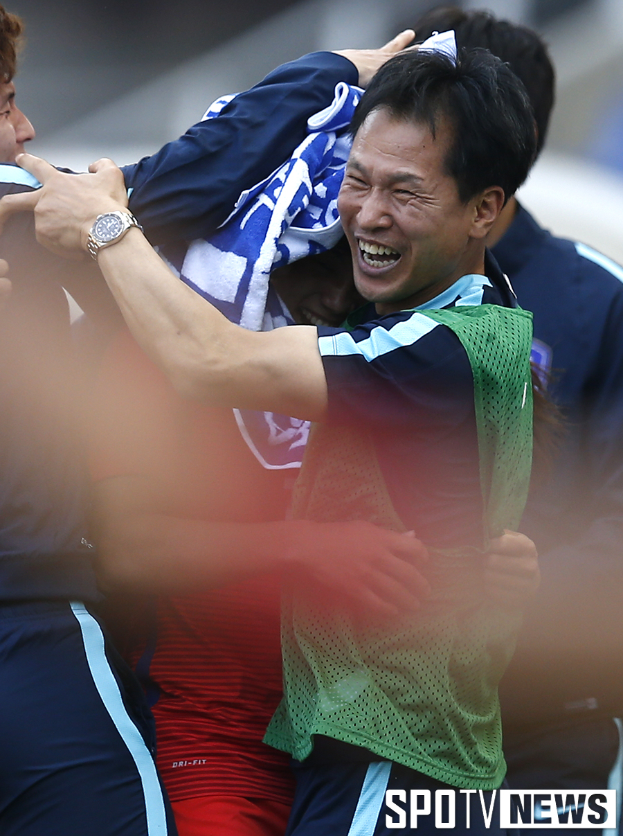 [포토S] 안익수 감독 '조영욱 끌어안고 환한 미소'