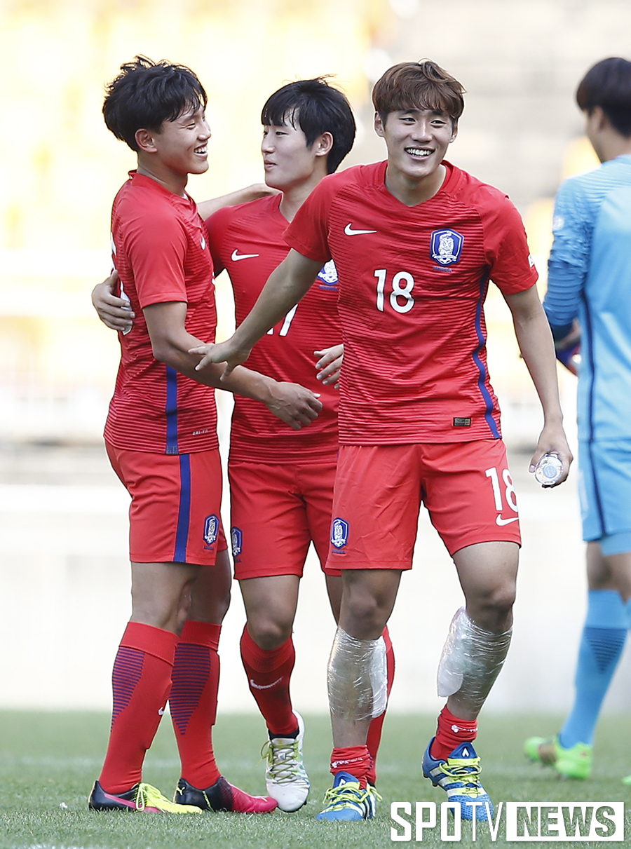 [포토S] 우승의 기쁨 나누는 조영욱