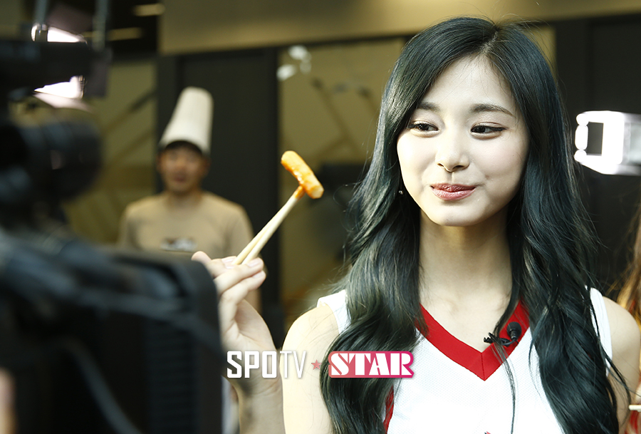 [포토S] 쯔위 '떡볶이 먹고 싶죠?'