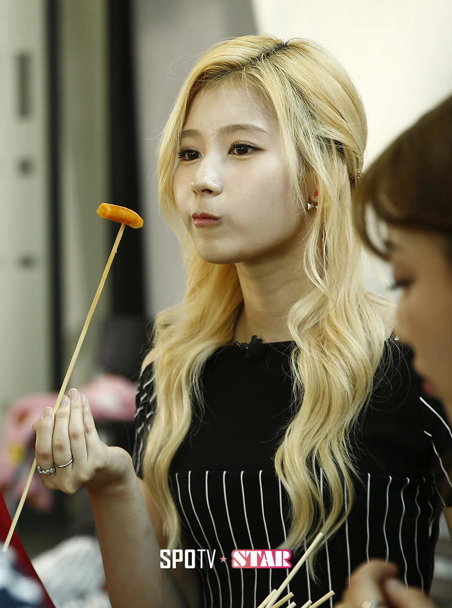 [포토S] 트와이스 사나 '상암동 떡볶이 맛있게'