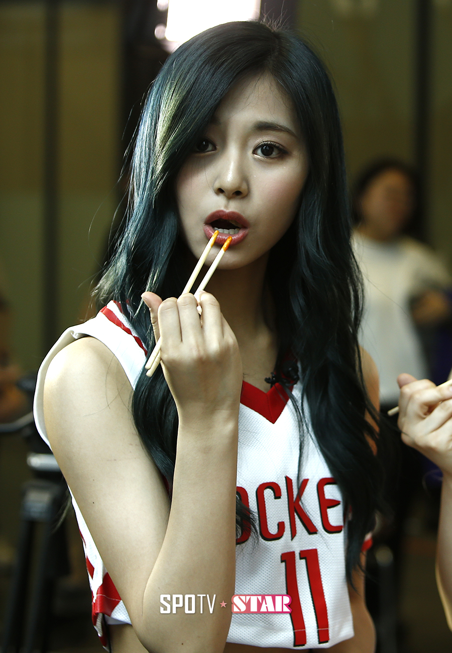 [포토S] 트와이스 쯔위 '상암동 떡볶이 너무 매워요'
