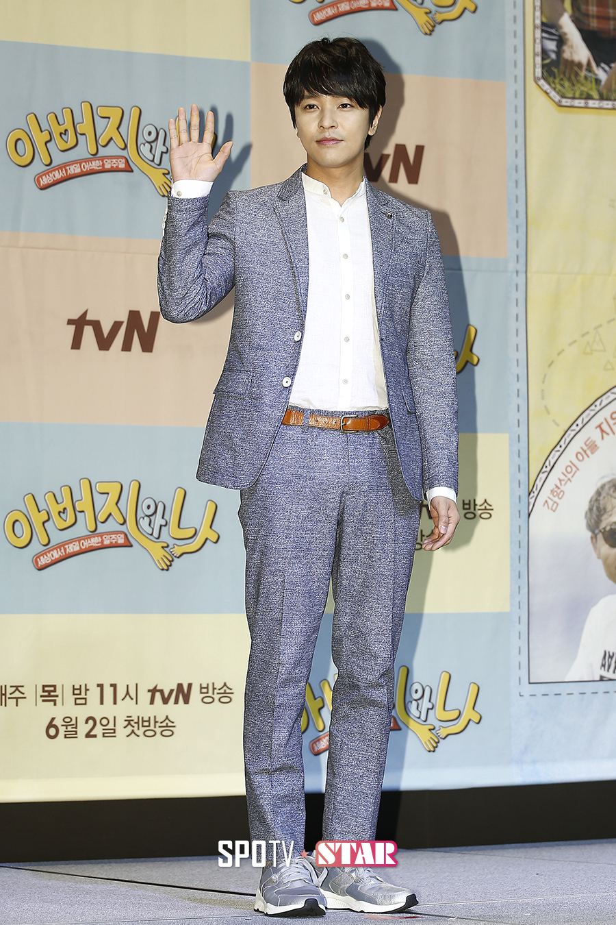 [포토S] 김정훈 '슈트에 운동화, 감각적인 패션'