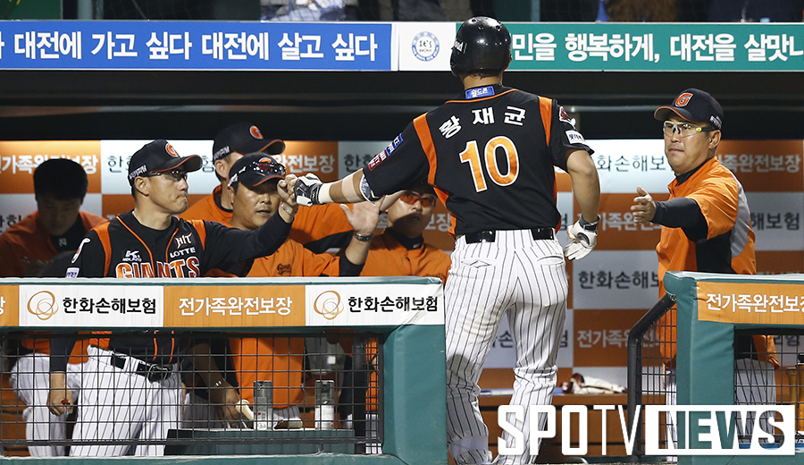 [포토S] 황재균 '홈런으로 턱밑까지 쫓았어요'