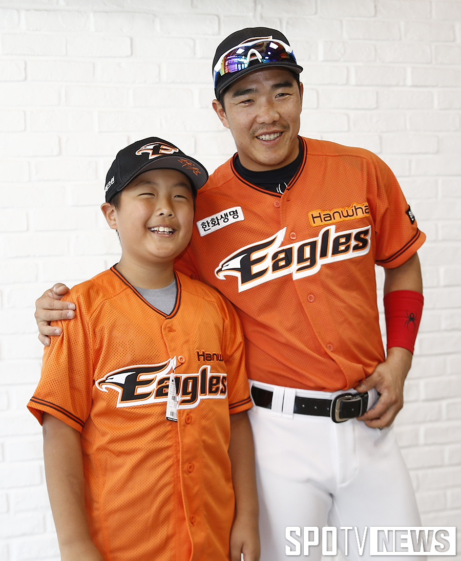 [포토S] 정근우 '광팬 이제원 어린이 기념촬영'