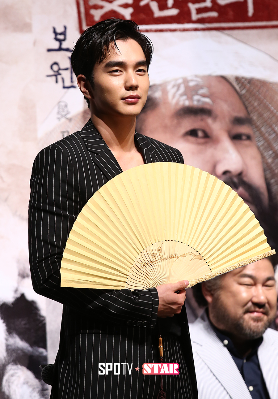[포토S] 유승호 '부채 들고 그윽한 눈빛'