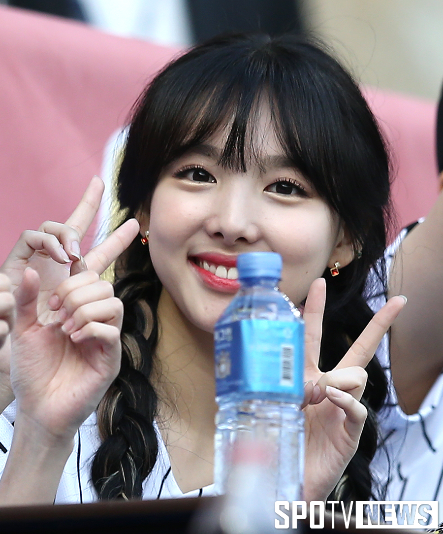 [포토S] 트와이스 나연 '야구장에서 사랑스러운 브이!'