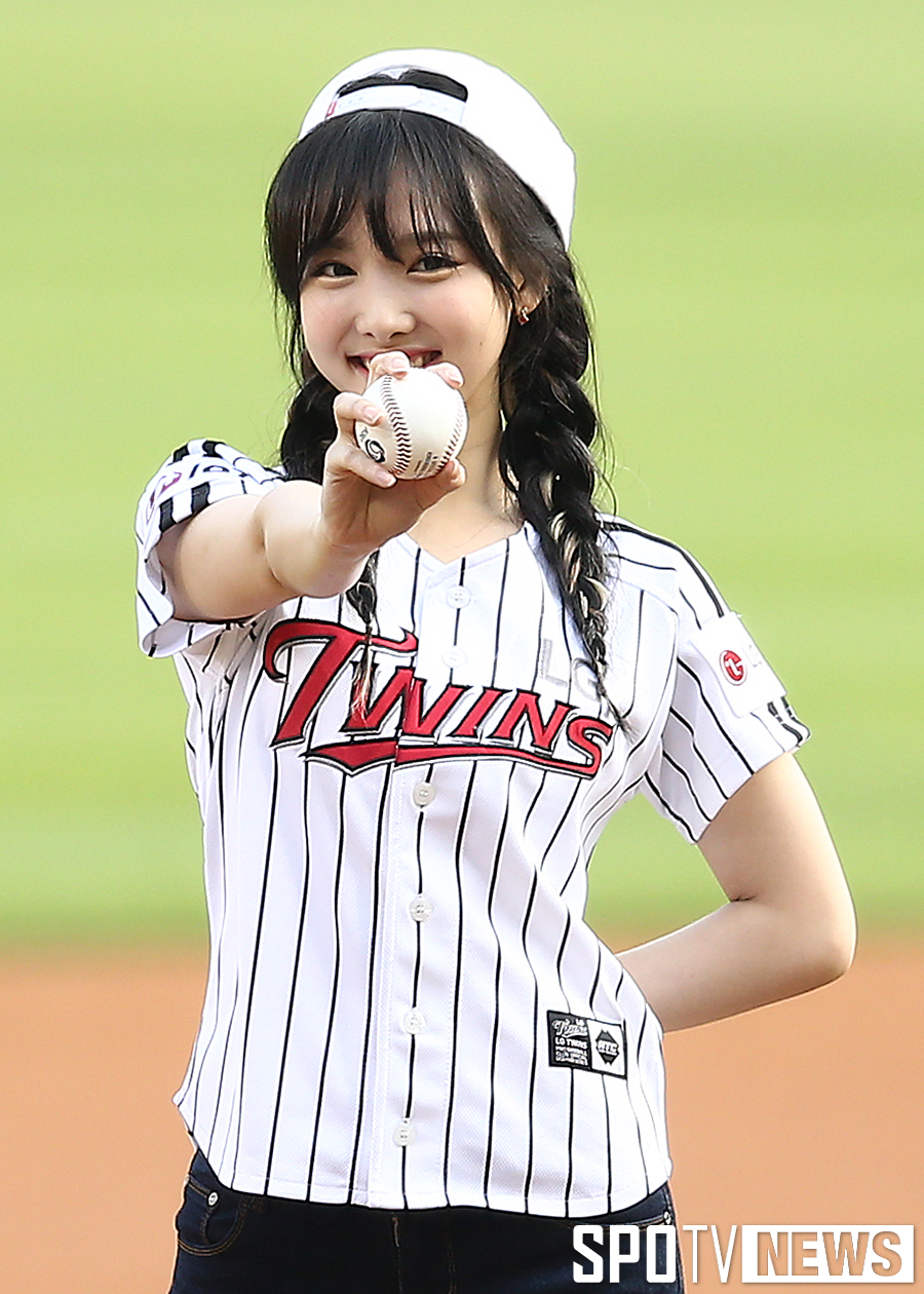 [포토S] 트와이스 나연 '야구공 들고 사랑스럽게'