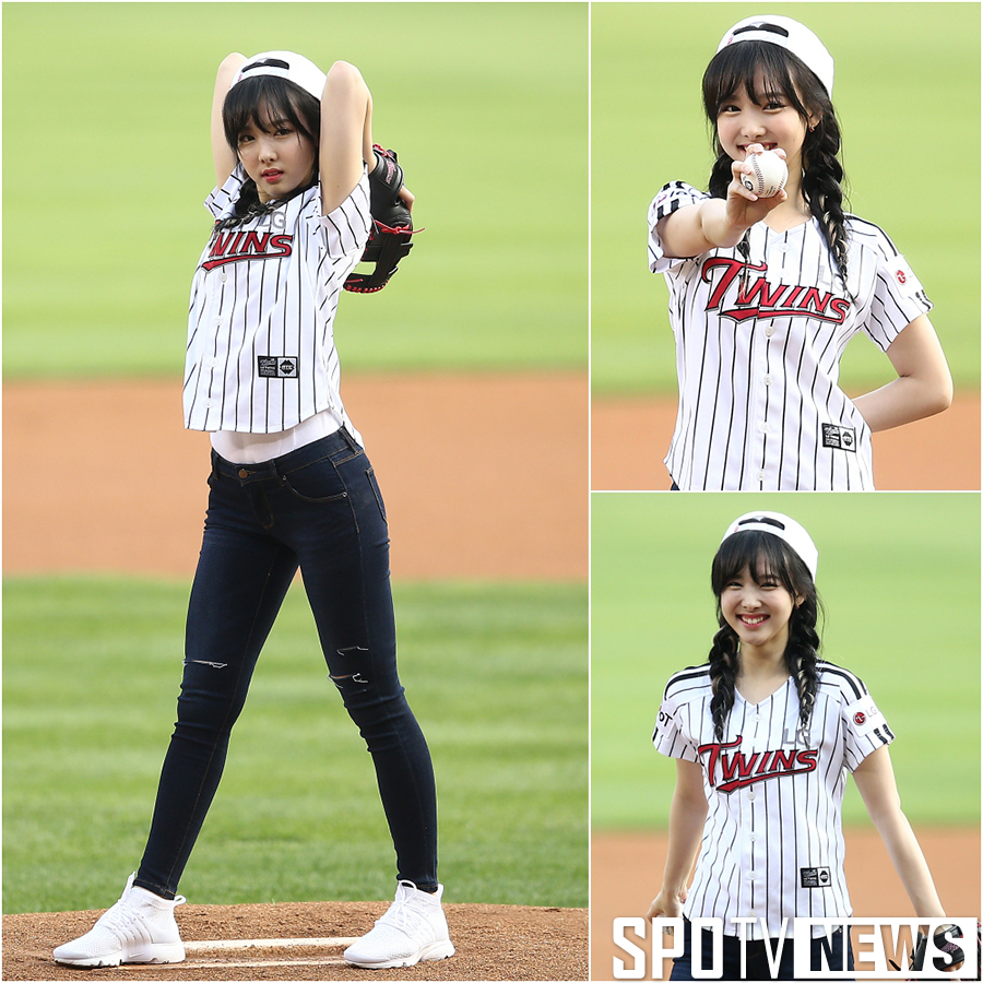 [스토리S] 트와이스 나연 '토끼 치아 보이며 상큼 시구'