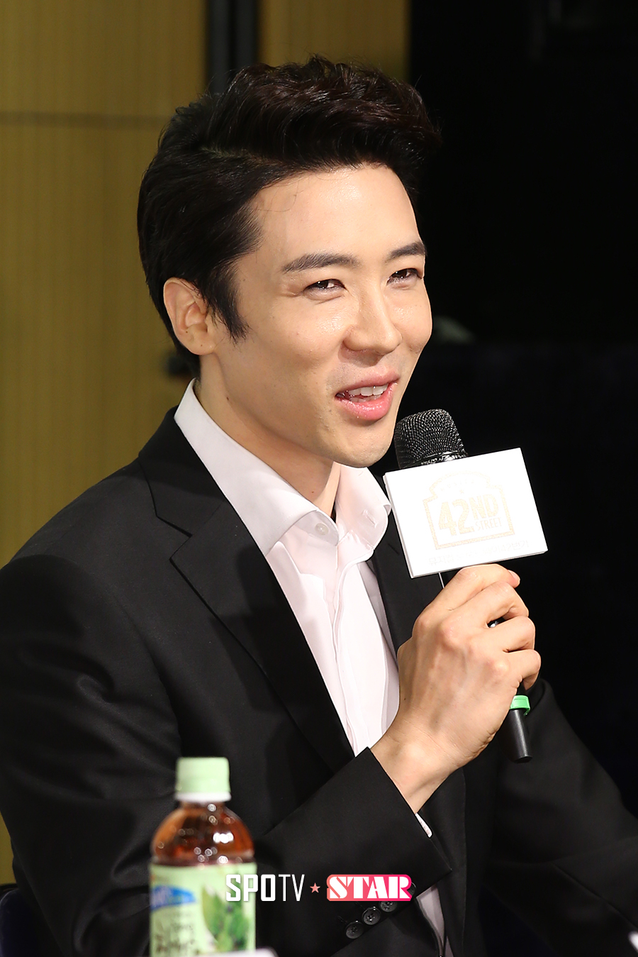 [포토S] 인사하는 뮤지컬 배우 에녹