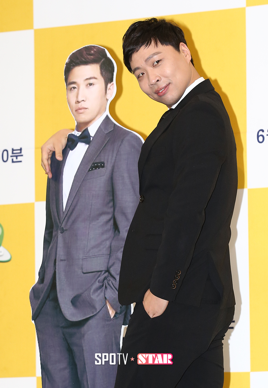 [포토S] 개그맨 이상준 '유세윤 등신대와 포즈'