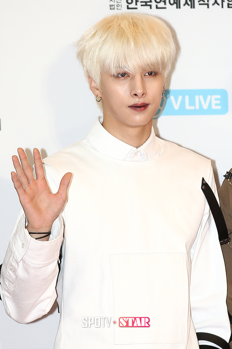 [포토S] 소년공화국 민수' 뱀파이어 연상시키는 입술'