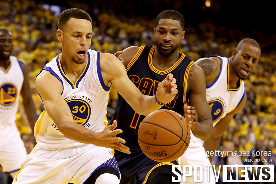 [NBA 파이널2] 스테픈 커리 '루스볼 경쟁'