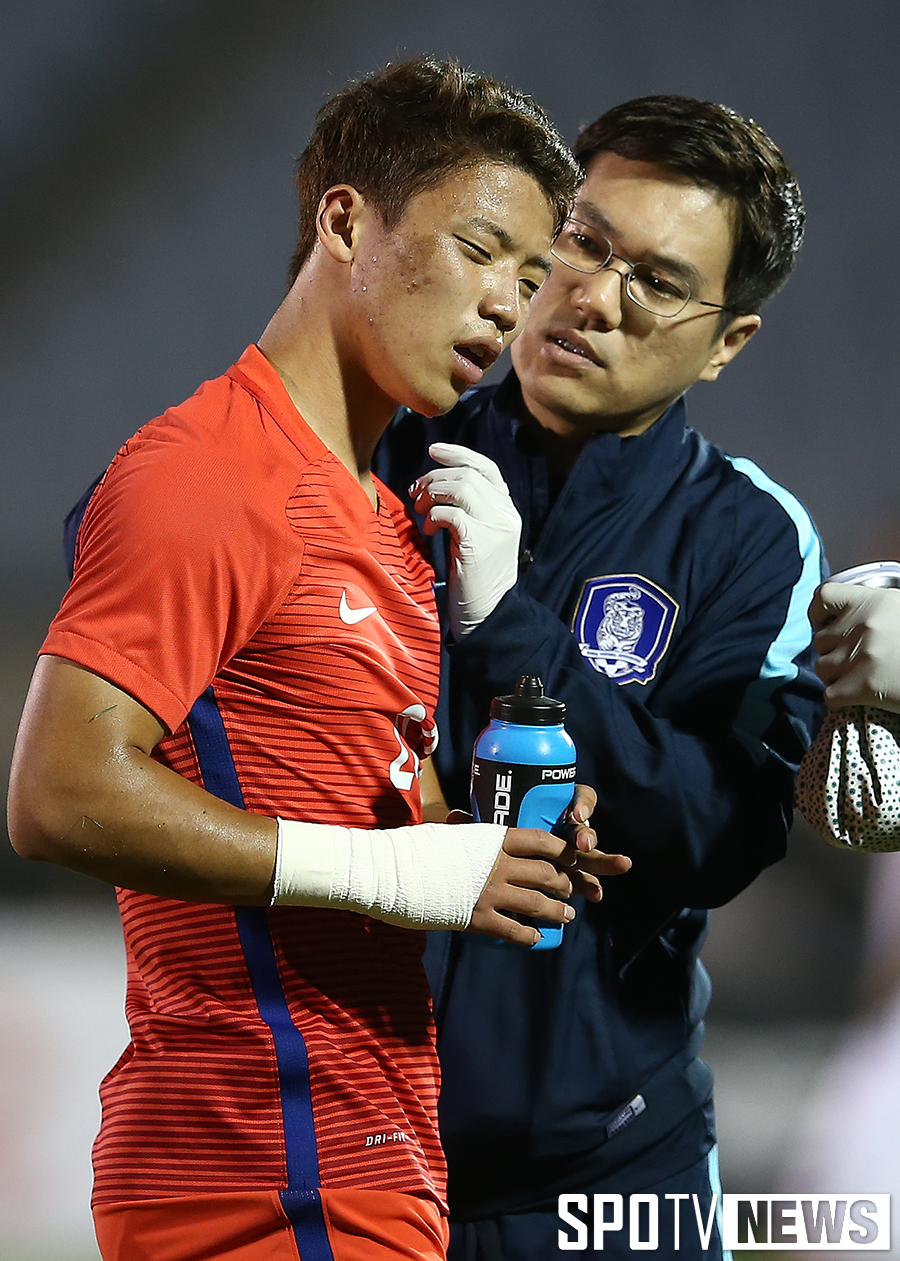 [포토S] 황희찬 '머리가 너무 아파요'
