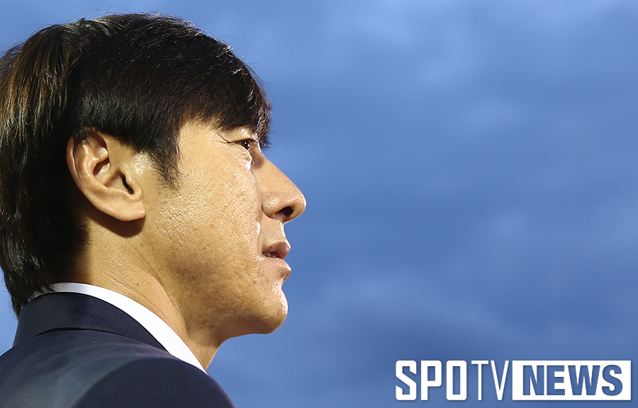 [포토S] 그라운드 바라보는 신태용 감독