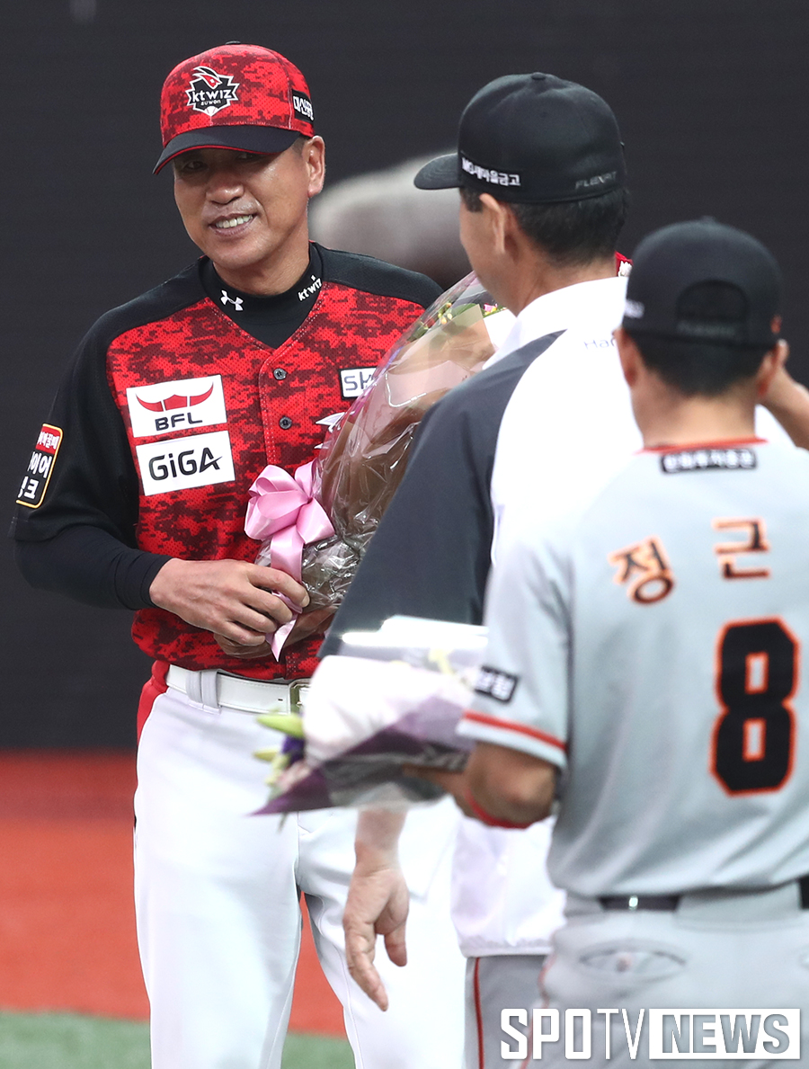 [포토S] 600승 조범현 감독, '꽃다발 감사합니다 김성근 감독님'
