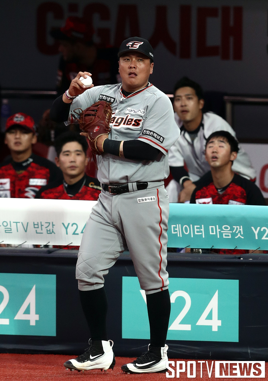 [포토S] 김태균 '잘 치고 잘 잡는다'