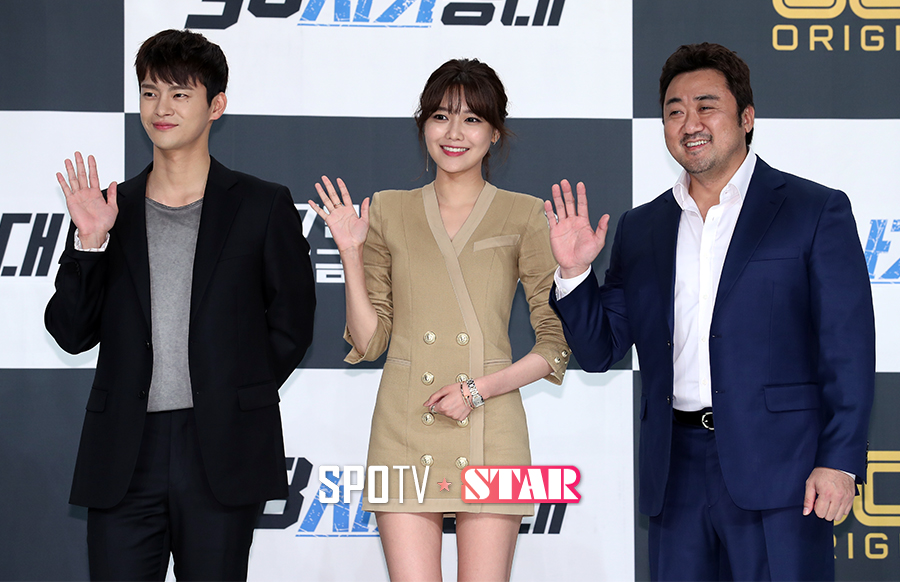 [포토S] 서인국-수영-마동석 '미소 띤 인사'