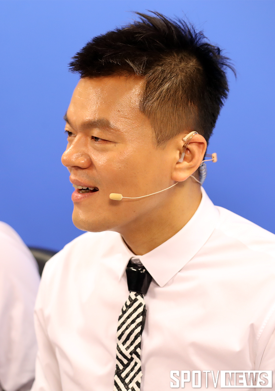 [NBA 파이널6] NBA 중계에 집중하고 있는 가수 박진영