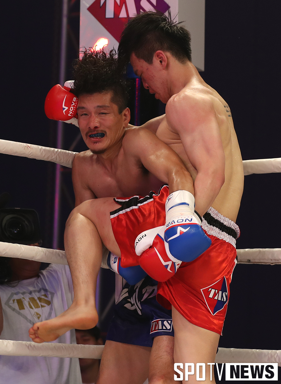 [포토S] 곤노 아키라 '니킥 맞고 어질어질'