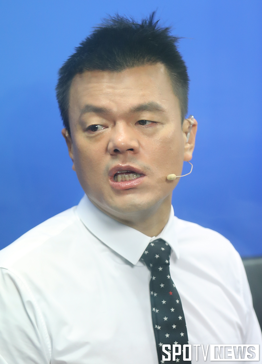 [NBA 파이널7] 기록 체크하는 해설위원 박진영