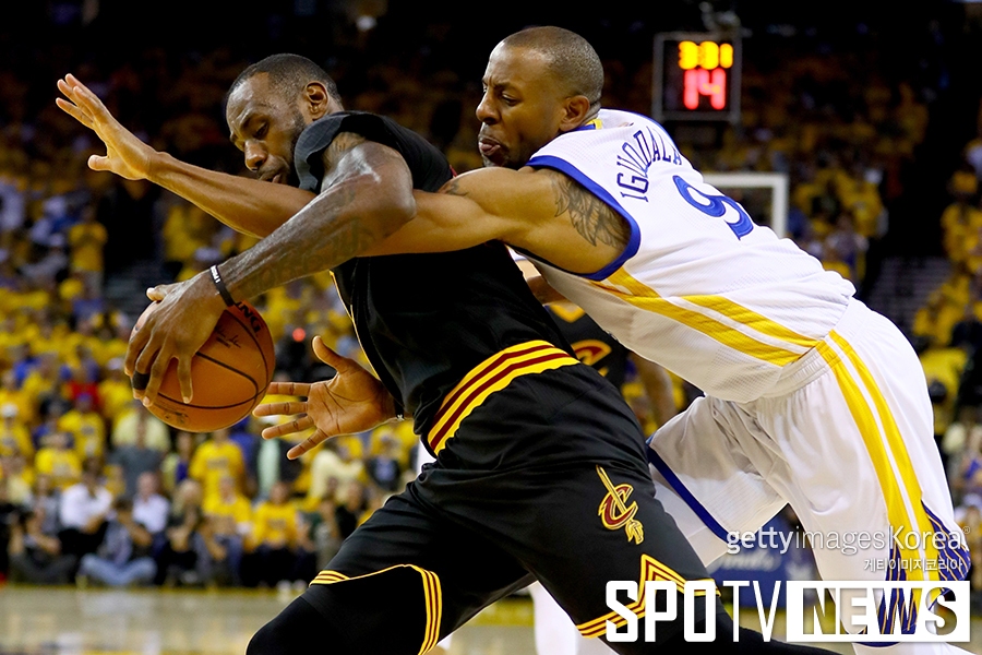 [NBA 파이널7] 르브론 제임스 '비켜 이궈달라'