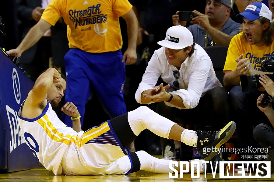 [NBA 파이널7]스테픈 커리 '누워서도 스웨그'