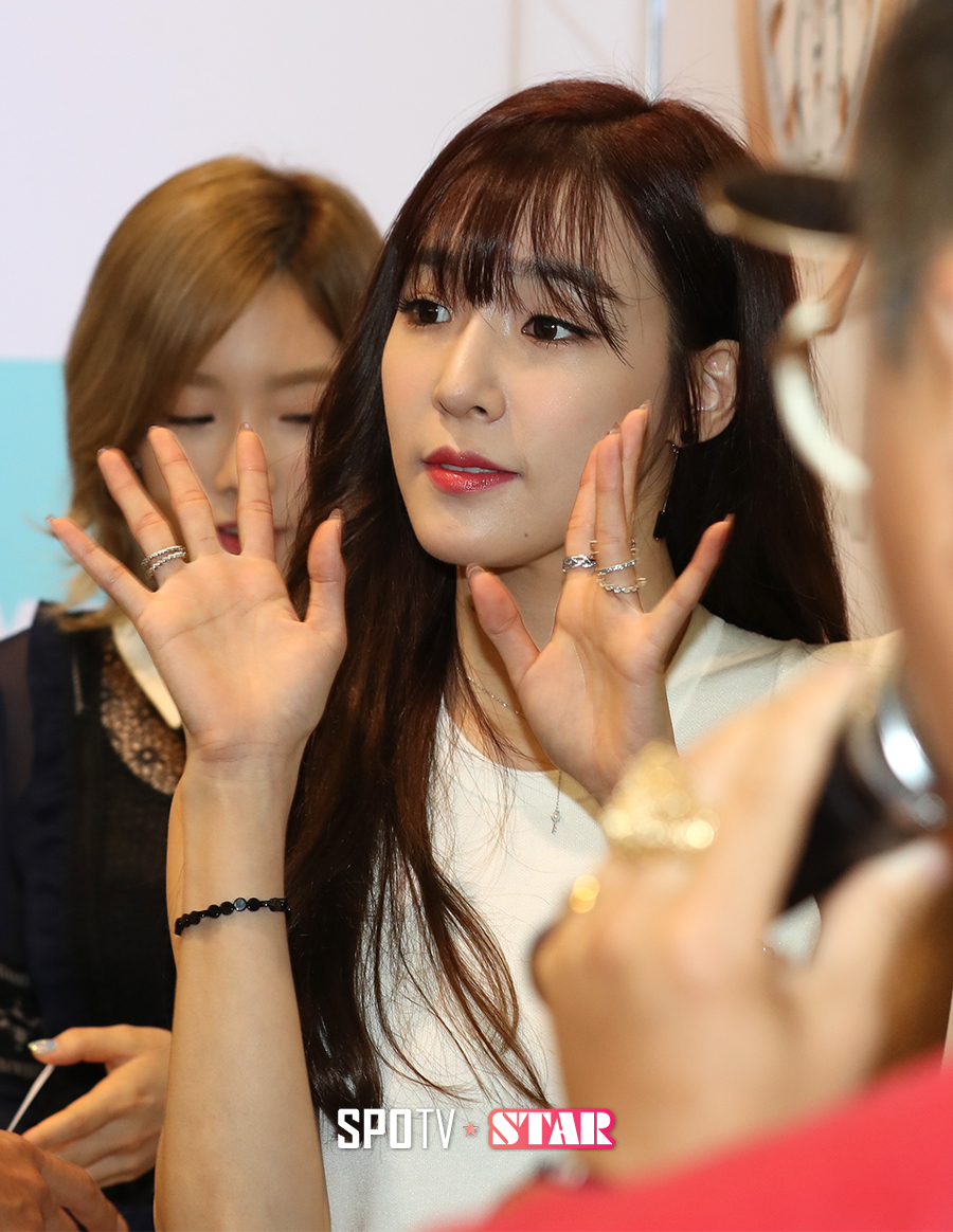 [포토S] 티파니 '반짝반짝 손인사'