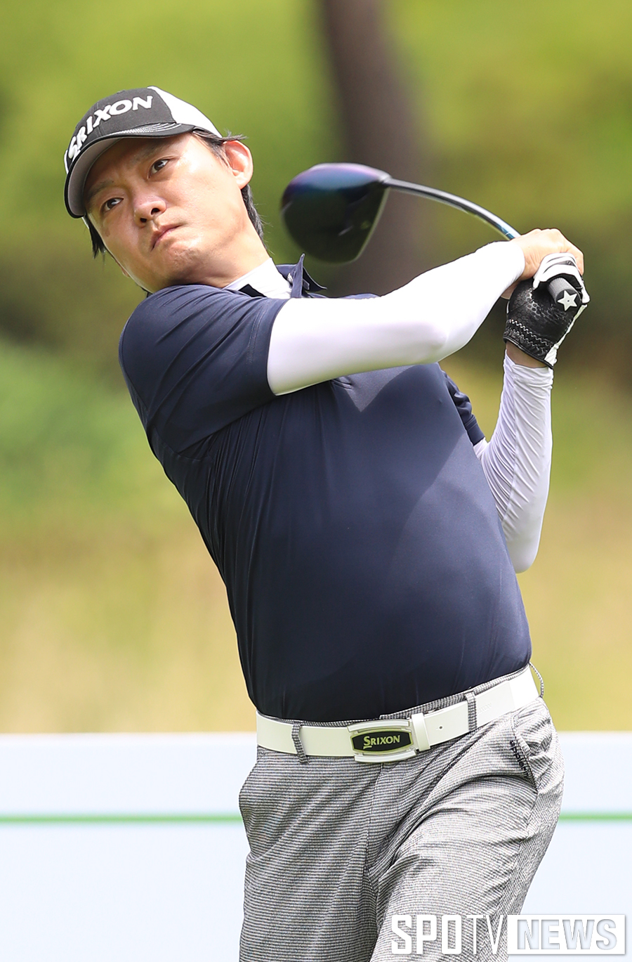 [포토S] 힘차게 스윙하는 배우 남성진