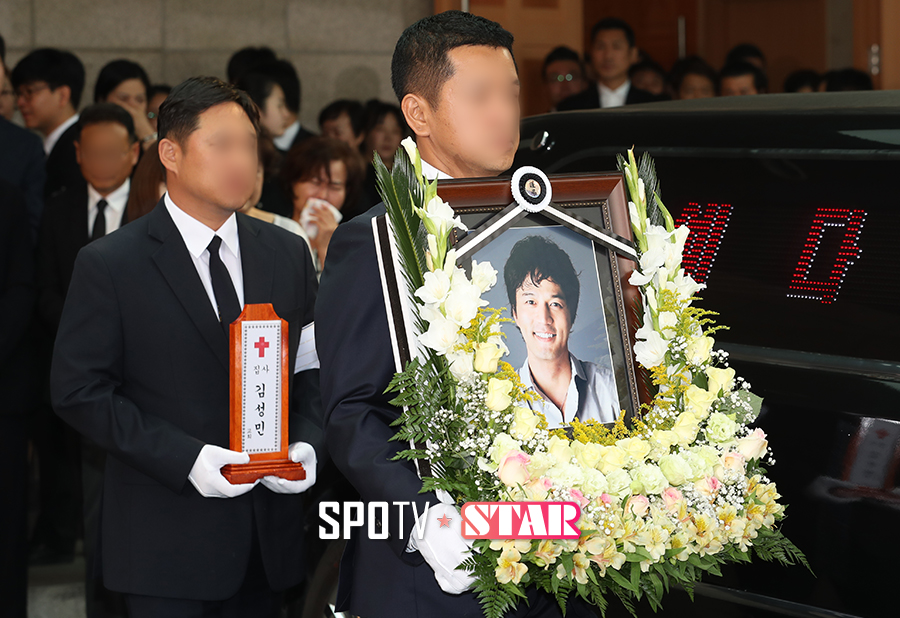 [포토S] 장지로 향하는 고 김성민의 영정