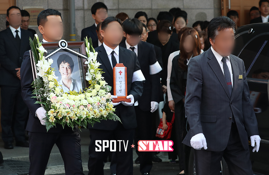 [포토S] 장지로 향하는 고 김성민의 가족들