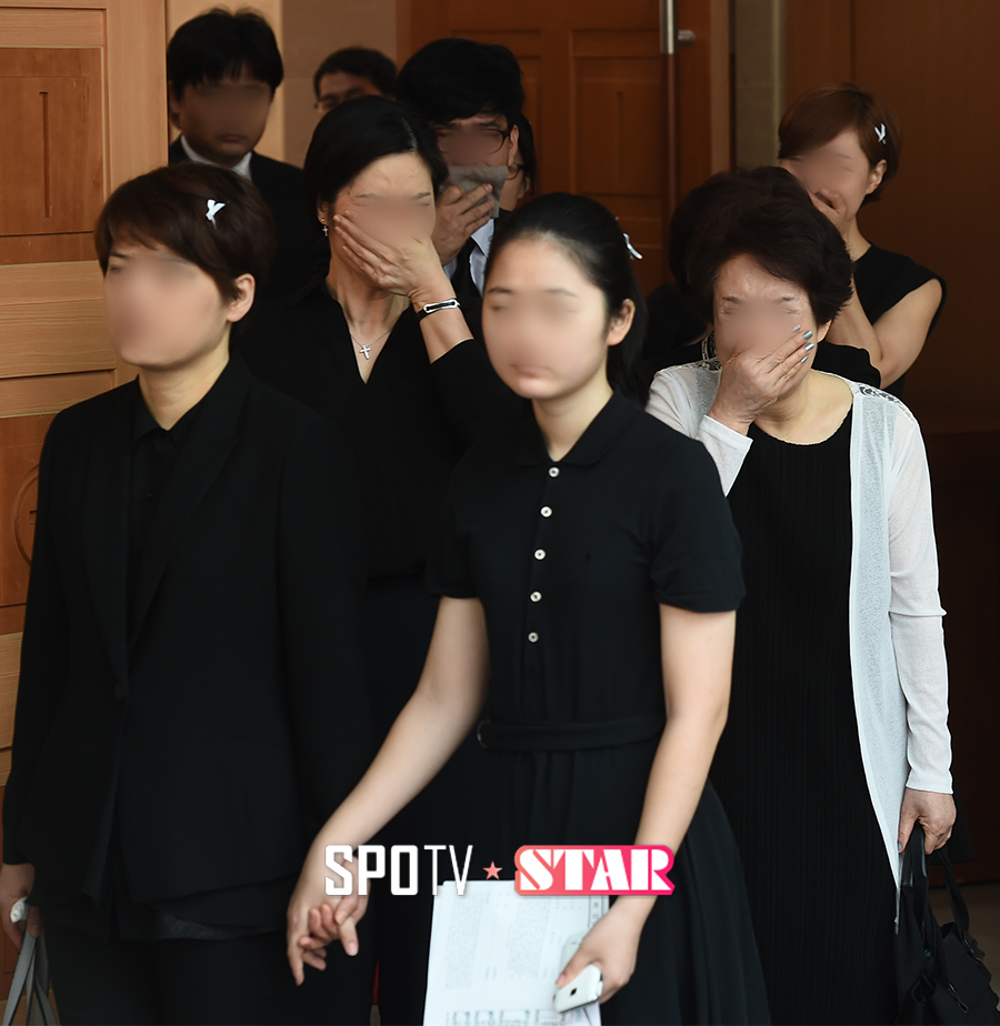 [포토S] 슬픔에 빠진 고 김성민의 가족들