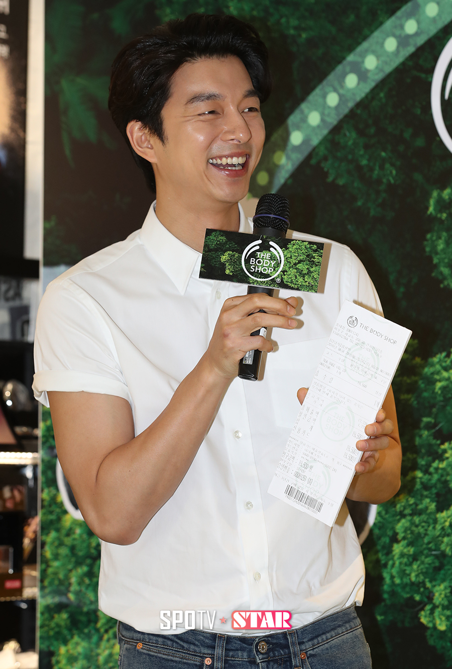 [포토S] 배우 공유 '숲을 구할 영수증 입니다'