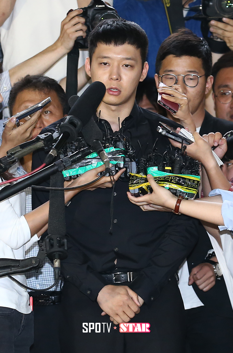 [포토S] 두손 모으고 취재진 앞에 선 박유천