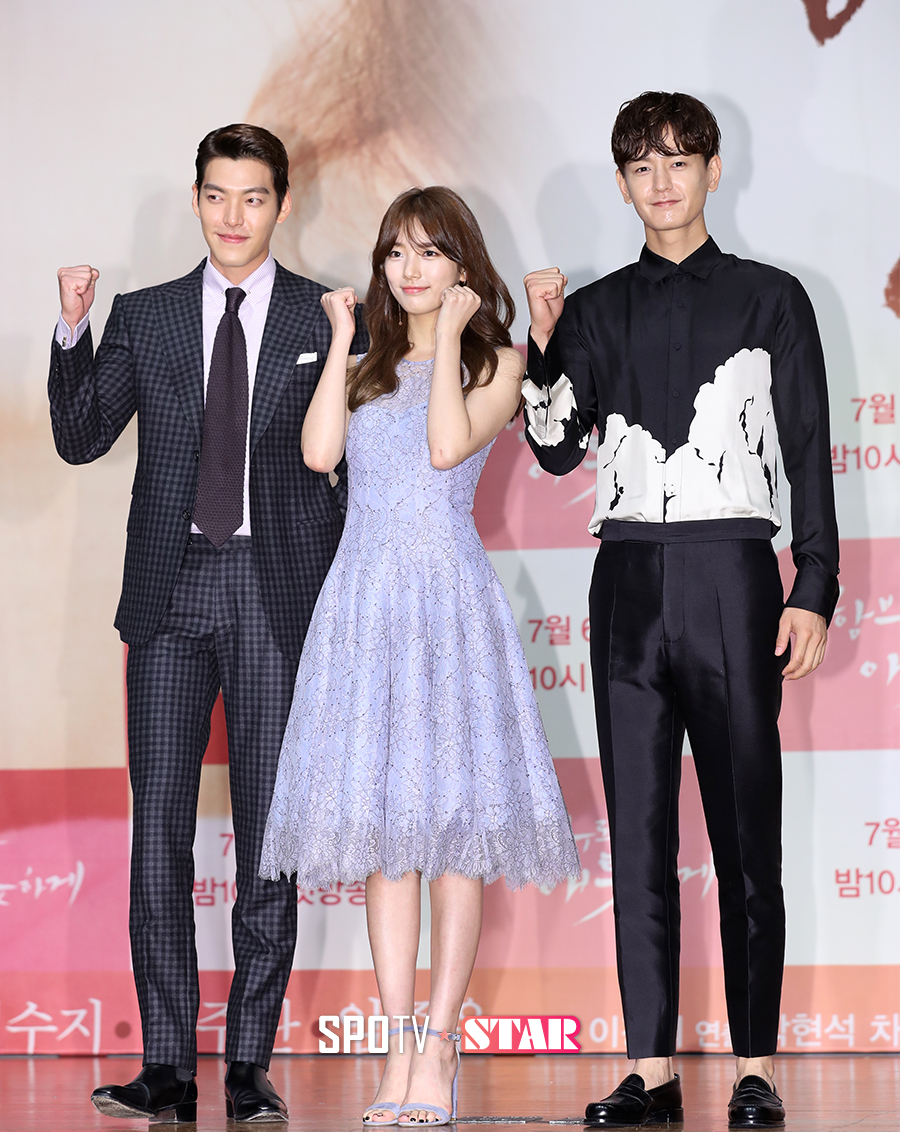[포토S] 수지 '두 남자 사이에서'