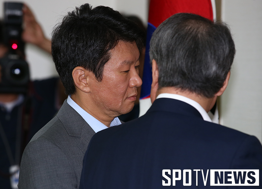 [포토S] 뒤돌아 이야기 나누고 있는 정몽규 이사와 강영중 회장