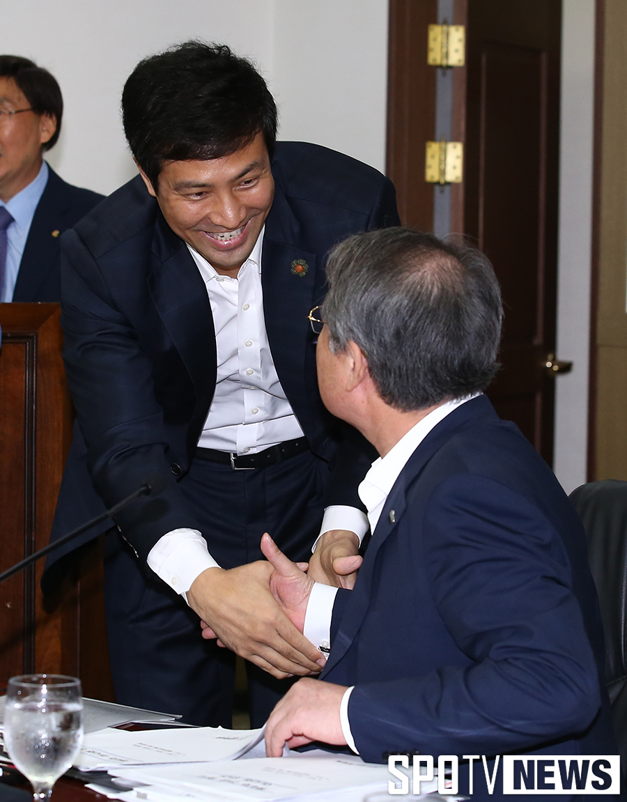 [포토S] 인사 나누는 문대성 이사