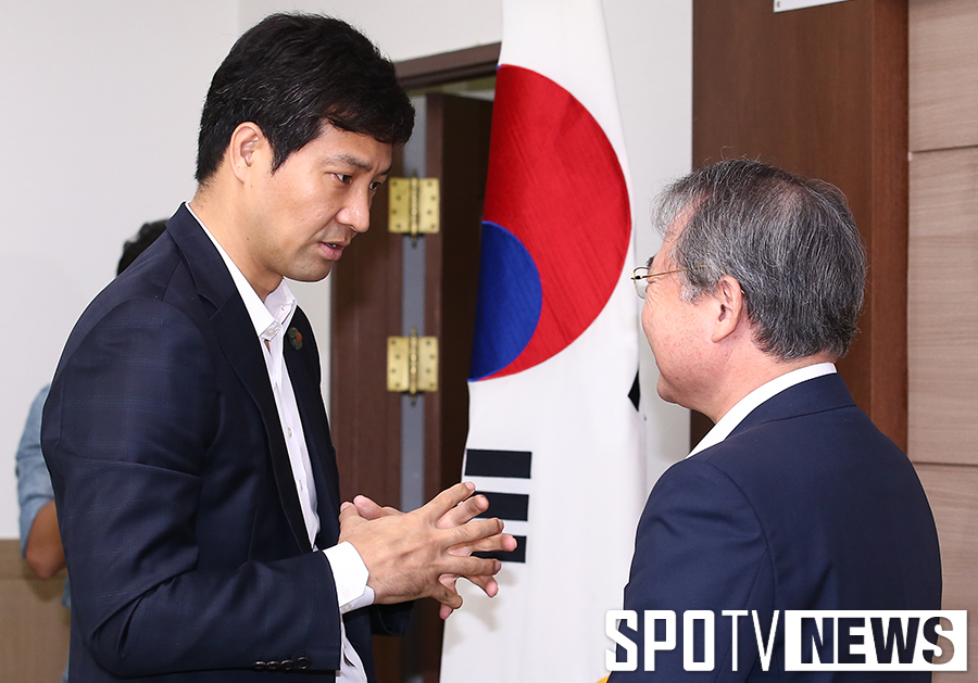 [포토S] 이야기 나누고 있는 문대성 이사