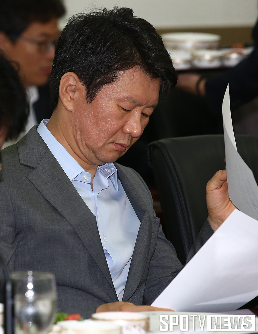 [포토S] 자료 확인하고 있는 대한체육회 정몽규 이사