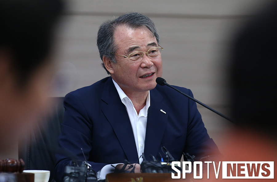 [포토S] 회의 진행하고 있는 강영중 회장