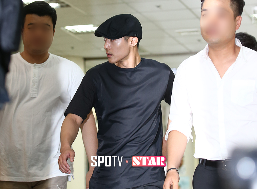 [포토S] 경호원들과 법정으로 향하는 김현중